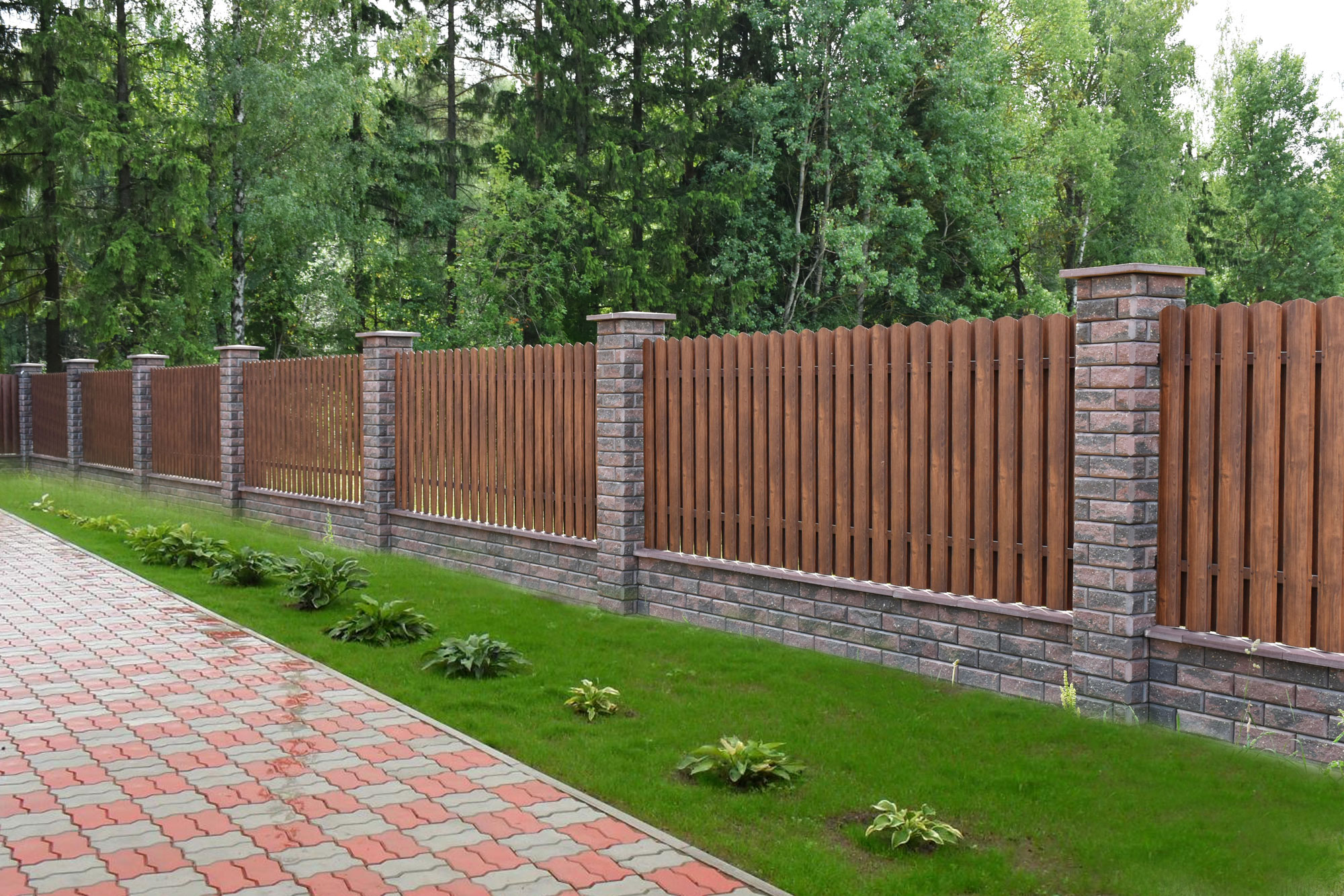 Строительство заборов в московской области. Красивый забор. Забор из кирпича и дерева. Деревянный забор с кирпичными столбами. Красивые заборы из кирпича и дерева.
